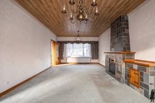 <strong>Mooi gelegen woning met 4 slaapkamers en inpandige garage. Het geheel ligt op een perceel van ca. 550 m² en is rustig gelegen nabij het centrum van Arendonk . De woning is naar uw eigen idee te renoveren</strong><br /><br /><span>Gelijkvloers</span><br />U betreedt de woning via de inkomhal met een trapopgang.<br />De woonkamer heeft een schouw en aangrenzend is er een ruime veranda. <br />Tevens is er een inpandige garage met automatische poort en een eenvoudige keuken met aangrenzende eetkamer.<br /><br /><span>Eerste verdieping</span><br />De vaste houten trap in de inkomhal brengt u naar de eerste verdieping. Hier bevinden zich momenteel 4 slaapkamers en een badkamer met bad en wastafel.<br /><br /><span>Buitengebeuren</span><br />De woning heeft aan de voorzijde parkeerruimte en er is een diepe achtertuin met schuur.<br /><br /><span>Bijzonderheden<br /></span>- De naastgelegen bouwgrond is optioneel te koop voor € 139.000;-<br />- Dubbele beglazing<br />- Centrale verwarming op stookolie ( aardgas ligt in de straat)<br />- Bouwjaar 1967<br />- kelder op stahoogte <br />- Woning met vele mogelijkheden.<br />- De woning dient te worden gerenoveerd (renovatieplicht gezien EPC label F)
