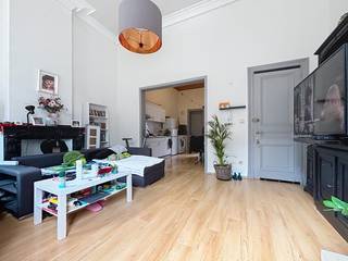 Eén slaapkamer appartement met hoge plafonds op slechts <strong>50 meter van de Jachthaven en het MAS. </strong><br />Het appartement bevindt zich op de eerste verdieping van een klein gebouw zonder lift. <br />Winkels en openbaar vervoer, net als de Scheldekaaien of Park Spoor Noord bevinden zich vlakbij.  <br /><br /><strong>Indeling: </strong><br />Woonkamer op laminaat; open keuken met eetplaats; aparte slaapkamer op laminaat; douchekamer. <br /><br /><strong>Bijzonderheden:</strong>
<ul>
	<li>CV op gas.</li>
	<li>Aansluitingen voor WM &amp; DK. </li>
	<li>Hoge plafonds.</li>
	<li>Algemene kostenprovisie  € 65,-/mnd. Inclusief privatief waterverbruik, elektra gemene delen, onderhoud gemene delen en verzekering gebouw huurder. De huurder dient enkel nog eigen inboedel te verzekeren. </li>
	<li>Gas &amp; Elektriciteit privatief voor de huurder. </li>
	<li>Beschikbaar 1 december 2026.</li>
</ul>