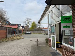 Nabij het centrum van Lendelede bevindt zich dit veelzijdige handelspand met een bruikbare vloeroppervlakte van 254 m². Dankzij de aanwezigheid van ongeveer 10 openbare parkeerplaatsen voor het pand geniet u van een vlotte bereikbaarheid voor zowel klanten als personeel.<br /><br />Bij het betreden van het pand komt u in een bijzonder lichtrijke inkomhal met grote raampartijen die zorgen voor een aangename, open sfeer. Deze ruimte leent zich perfect als ontvangstzone en geeft meteen een professionele indruk.<br /><br />Op het gelijkvloers bevindt zich een ruime werkruimte met aansluitend een extra ruimte die de mogelijkheid biedt tot het inrichten van een keuken. Verder is er een achterliggende ruimte die ideaal kan dienen als backoffice, opslag- of personeelsruimte. Van hieruit heeft u eveneens toegang tot de buitenruimte.<br /><br />Aansluitend aan de inkomhal bevindt zich nog een bijkomende, flexibel in te richten ruimte, bijvoorbeeld als extra werkruimte of stockage, evenals een toiletruimte op het gelijkvloers.<br /><br />Via de trap bereikt u de bovenverdieping, waar zich nog twee extra ruimtes bevinden die naar wens kunnen worden ingericht als bureel, praktijkruimte of vergaderruimte. Ook hier zijn aparte toiletten voorzien.<br /><br />Met tal van mogelijkheden vormt dit pand een interessante opportuniteit voor zelfstandigen, vrije beroepen of ondernemers die op zoek zijn naar een goed gelegen en flexibel in te richten werkruimte in Lendelede.<br /><br />Voor meer informatie of een bezoek kunt u contact opnemen via axel@immofrancois.be of via 0471/45.29.95.