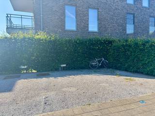 Deze staanplaats bevindt zich aan blok 21 in Hof Ter Melle in Heule.Mogelijkheid om een laadpaal te plaatsen.Staanplaats BP.30 (Plakkaat 21.21)...