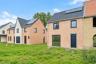 Hectaar bouwt drie landelijke en energiezuinige nieuwbouwwoningen, centraal gelegen in Waarschoot (Lievegem). Hier geniet u van de rust en charme van een landelijke omgeving, terwijl u toch vlot toegang hebt tot openbaar vervoer, scholen en winkels.<br /><br /><strong>Indeling van de woning: </strong><br />Gelijkvloers: inkomhal met gastentoilet, lichtrijke leefruimte met open keuken en ruime berging. <br />Eerste verdiep: nachthal met apart toilet, 3 volwaardige slaapkamers (11,31m² - 16,03m² - 9,52m²), badkamer met ligbad, inloopdouche en dubbel lavabomeubel.<br />Zolder: toegankelijk met uitklapbare trap, grote bergruimte. <br /><br /><strong>Extra troeven: </strong>
<ul>
<li>Landelijk gelegen met ruime, zonnige tuin</li>
<li>Lucht-water warmtepomp in combinatie met vloerverwarming </li>
<li>Mogelijkheid tot plaatsen van een carport</li>
<li>Inclusief laminaat in de nachthal en slaapkamers </li>
</ul>
Interesse in deze prachtige woningen te Waarschoot?<br />Neem contact met ons op voor meer informatie of plan een afspraak in voor een bezichtiging.