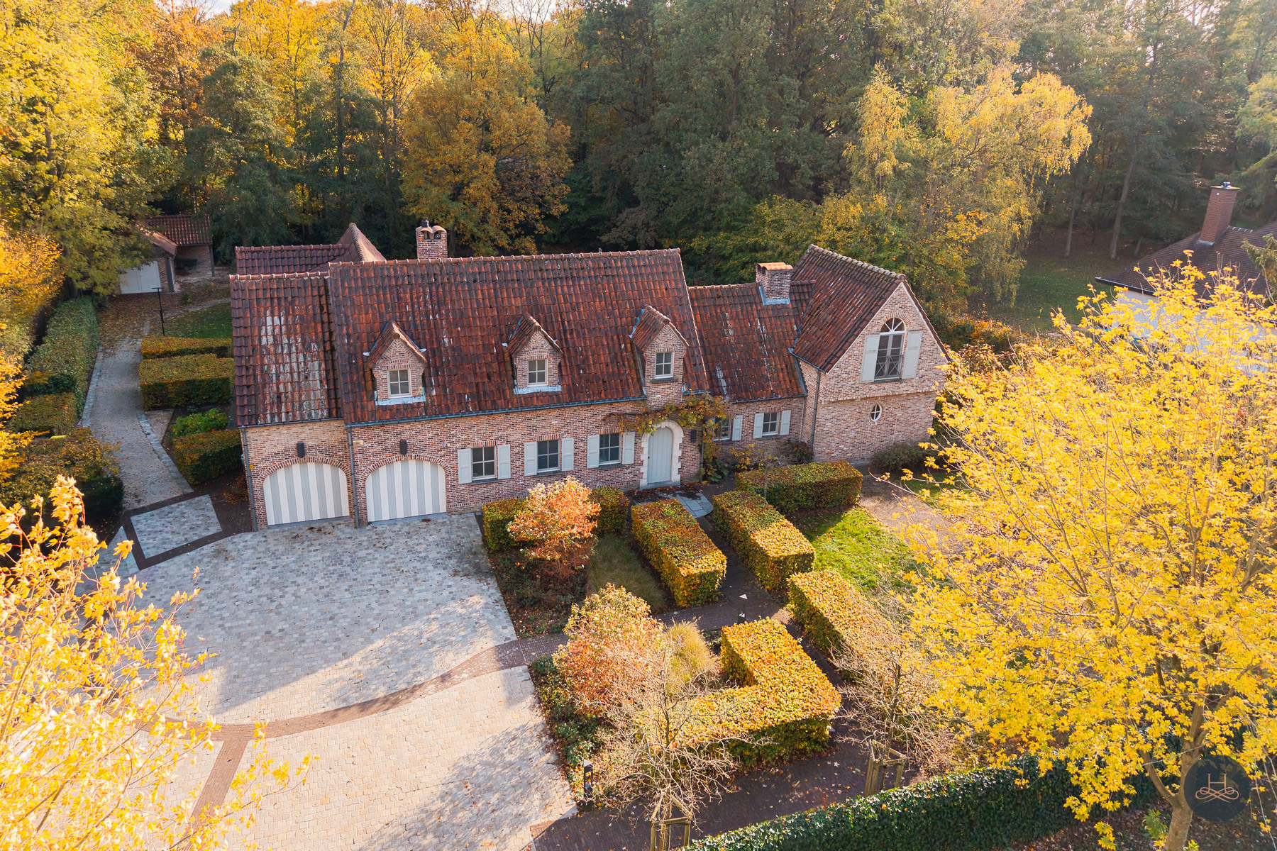 Riant landhuis met zwembad op ruim perceel in rustige wijk - foto 1