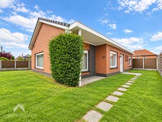 <p>Deze goed ingedeelde bungalow biedt alles wat u nodig heeft op één niveau en beschikt bovendien over een ruime zolderverdieping. Via de centrale inkomhal komt u in de lichtrijke en ruime leefruimte, waar grote raampartijen zorgen voor een aangename hoeveelheid natuurlijk licht.</p>
<p>De keuken is ruim en praktisch ingericht en biedt rechtstreeks toegang tot zowel de tuin als de garage. Verder beschikt de woning over een badkamer, twee volwaardige slaapkamers en een apart gastentoilet. Vanuit de centrale gang zijn alle ruimtes vlot bereikbaar, wat zorgt voor een bijzonder praktische indeling.</p>
<p>De ruime zolder doet dienst als handige bergzolder en biedt heel wat extra stockageruimte.</p>
<p>Buiten geniet u van een ruime, rustige en volledig privatieve tuin. De woning beschikt daarnaast over een zeer ruime garag en een lange oprit met poort. Een interessante woning voor wie op zoek is naar een praktische bungalow met ruime buitenruimte, garage en tal van mogelijkheden.</p>
Extra troeven<br /><br />
<ul>
<li>regenwaterput 3000 l</li>
<li>dubbele beglazing</li>
<li>rolluiken (deels elektrisch)</li>
<li>rustige ligging</li>
<li>nabij belangrijke invalswegen, scholen, station</li>
</ul>
<br /><br />
<p>Deze woning is te koop ZONDER makelaar via het concept van Smart Houses. Wenst u verdere inlichtingen of een bezoek? Contacteer rechtstreeks de eigenaar via +32474883272</p>
<p><span> </span></p>