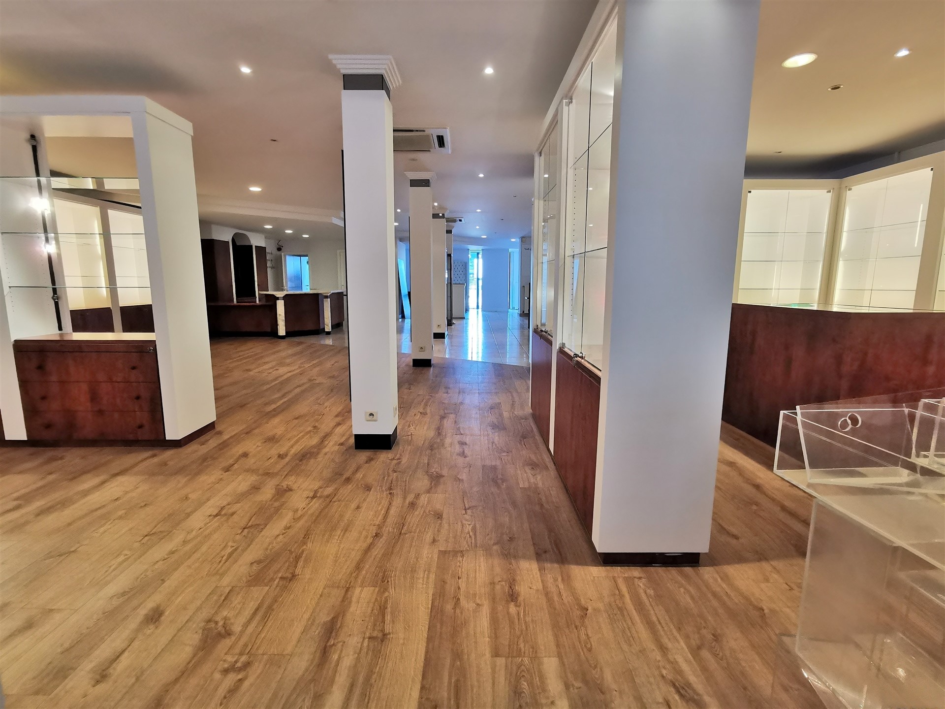 Locaux commerciaux avec diverses possibilités dans un excellent emplacement - photo 5