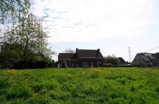 Uit de hand te koop<br />Landhuis met bijgebouwen en weiland/bouwgrond<br />ideaal voor zelfstandigen of kangoeroewoning<br />opp.2510m²<br />4 tot 6 slaapkamers mogelijk<br />
