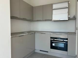 Dit appartement op de 2e verdieping in nieuwbouwproject Hof Berlamuze combineert eigentijds wooncomfort met een groene en rustige omgeving, op wandelafstand van de historische binnenstad van Lier. <br /><br />De indeling is doordacht en praktisch: een grote slaapkamer, een open keuken en een leefruimte die harmonieus in elkaar overvloeien. <br /><br />De badkamer is stijlvol ingericht en voorzien van een inloopdouche en een modern lavabomeubel*. Er is een aparte WC en een berging.<br /><br />Het appartement is afgewerkt met kwalitatieve, onderhoudsvriendelijke materialen en uitgerust met energiezuinige vloerverwarming (verwarmen én koelen), wat garant staat voor een aangenaam comfort. <br /><br />Er is een overdekt Zuid-gericht terras aan de achterzijde van het gebouw dat zeer rustig is gelegen en u hebt toegang tot een fietsenstalling.<br /><br />Huurvoorwaarden:<br />-Huurprijs : 985 Euro/maand<br />-Bijkomende provisie : 110 Euro/maand<br />-Aparte meterstanden ter eigen afrekening van privatief water en elektriciteitsverbruik.<br />-1-jarig huurcontract, stilzwijgend verlengbaar<br />-Maximaal 2 personen<br />-3 maanden huurwaarborg<br />-beschikbaar vanaf 1/9.<br /><br />* Momenteel zijn wij nog hard aan het verder werken aan de badkamer. Foto's volgen zsm. Bezichtigingen mogelijk vanaf 10/8. U kan zich alvast inschrijven !<br /><br />Info of afspraak: wonen@fidesinvest.be - 03 232 54 00