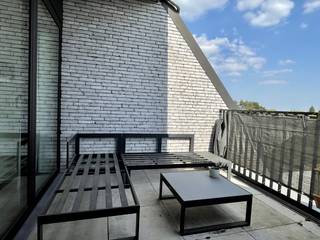 Op een vlot bereikbare locatie in Kuurne bevindt zich dit prachtig afgewerkte dakappartement met drie slaapkamers in Residentie César. Vrij op 1 augustus 26.<br />Via de lift bereik je rechtstreeks de inkomdeur van het appartement. De ruime inkomhal met ingemaakte kasten verwelkomt je en biedt meteen voldoende bergruimte.<br />Aan de rechterzijde bevindt zich het lichtrijke woongedeelte met een ruime living en een open, volledig ingerichte keuken. Aansluitend aan de keuken is er een praktische berging. Het appartement beschikt over twee mooie terrassen: één aan de voorzijde en één aan de achterzijde, ideaal om op elk moment van de dag van de zon te genieten.<br />Aan de linkerzijde van het appartement bevinden zich drie volwaardige slaapkamers, waarvan één met aansluitende badkamer. Daarnaast is er een gastentoilet en een tweede badkamer. Eén van de slaapkamers is voorzien van ingemaakte kasten.<br />Achter het appartementsgebouw bevindt zich een privatieve autostaanplaats.<br />Syndicvoorschot: €100/maand<br />Troeven<br />✔ Hoogwaardige afwerking<br />✔ Laag EPC (energiezuinig)<br />✔ Vlotte bereikbaarheid<br />Interesse in dit instapklare dakappartement? Contacteer ons voor een bezoek!