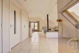 ZALIG DAKAPPARTEMENT MET UITZONDERLIJK ZICHT Dit appartement verwent met een aangename indeling en een uitermate zalig zicht over Aalbeke. De lift...