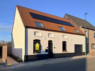 Deze ruime en volledig instapklare woning werd grondig gerenoveerd met oog voor kwalitatieve materialen, een verfijnde afwerking en...