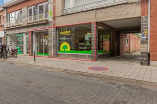 <p><span>RUIM HANDELSGELIJKVLOERS GESCHIKT VOOR DIVERSE DOELEINDEN GELEGEN IN CENTRUM BORNEM.</span></p><p><span>Deze handelsruimte is gelegen aan de Kapelstraat in het centrum van het bruisende Bornem. Station, winkels, horeca, ... zijn bereikbaar binnen wandelafstand.</span></p><p><span> </span></p><p><span>Indeling: Handelsruimte (160m²) met mogelijkheden tot creatie winkel, praktijk, kantoren, ... / sanitair (6m²) / keuken (16m²) / bureau (16m²).</span></p><p><span>Grote kelder met extra bergruimte (96m²)</span></p><p><span>Op het achter het gebouw gelegen parkeerterrein is een autostaanplaats ter beschikking. </span></p><p><span>Het gebouw is energiezuinig en beschikt over een energielabel B o.a. dankzij een recente condensatieketel op gas en alu buitenschrijnwerk.</span></p><p><span> </span></p><p><span>De commerciële ruimte biedt mogelijkheden voor diverse activiteiten o.a. winkel, kantoor, praktijk, ...</span></p><p><span>Het handels-gelijkvloers maakt deel uit van een residentie met een solide structuur. </span></p><p><span> </span></p>