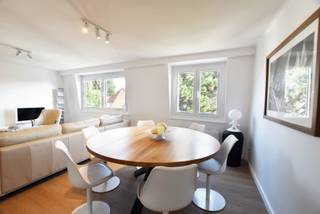 TE HUUR: Mooi gemeubeld appartement rustig gelegen, doch centraalIndeling: inkomhal met gastentoilet en vestiaire, gezellige woon- en eetkamer, 3...