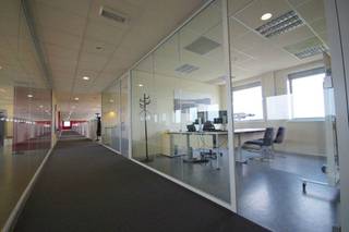 Office of approximately 225 m² for rent in Ypres. The office is located in the vicinity of various access roads and the motorway. In addition,...