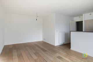 <p><span>Dit moderne appartement op de tweede verdieping van een goed onderhouden gebouw in Jette biedt de ideale combinatie van stadsleven en rust. Via de inkomhal, voorzien van een praktische ingebouwde kast, heeft u toegang tot het aparte toilet, de leefruimte en de nachthal. De lichtrijke leefruimte van 31 m² geniet dankzij de grote raampartijen van veel natuurlijk licht en geeft toegang tot het zuidgerichte terras. Hier bevindt zich ook de volledig uitgeruste open keuken. Via de nachthal bereikt u de eerste slaapkamer van 10 m², een praktische berging met aansluitingen voor wasmachine en droogkast en het ventilatiesysteem, en de badkamer met ligbad en dubbele lavabo. De ruime master bedroom van 15,5 m² beschikt bovendien over een ingebouwde inloopkast. Bij het appartement horen eveneens een autostaanplaats en kelder, ideaal voor extra comfort en opslag. De provisie bedraagt € 200/maand voor de gemeenschappelijke delen, verwarming en warm water. Interesse in dit gunstig gelegen appartement dat toch rustig aan de achterzijde van het gebouw ligt? Aarzel dan zeker niet om contact met ons op te nemen.</span></p><p><span> </span></p>