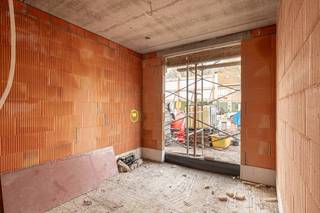 <strong>Nieuwbouwproject</strong> met halfopen woningen, 4 slpk en 2 badk!<br />Oplevering mogelijk mei 2026<br /><br /><strong>In een rustige, doodlopende zijstraat van het bruisende centrum van Brasschaat</strong> wordt deze stijlvolle nieuwbouwwoning op nummer 19 gerealiseerd: een halfopen bebouwing met <strong>vier slaapkamers</strong>, twee badkamers, een bureau én een uitzonderlijk diepe, <strong>zuid gerichte tuin</strong> van meer dan 70 meter.<br /><br />Deze woning maakt deel uit van een exclusief woonproject van vier unieke woningen, ontworpen door het gerenommeerde DBX architects. Elke woning werd doordacht gecreëerd met oog voor woonkwaliteit, esthetiek en duurzame bouwtechnieken.<br /><br />Reeds 50% van de woningen verkocht: laatste twee woningen nu beschikbaar!<br /><br />De gelijkvloerse verdieping is voorzien van:<br />- Een inkomhal met gastentoilet en trap naar de verdieping;<br />- Een bureau (ca. 11 m²) aan de voorzijde van de woning, perfect als thuiswerkplek of speelkamer;<br />- Een bijkeuken/berging (ca. 8 m²);<br />- Een ruime open keuken met eiland, en eetkamer (5,50 m breed), centraal in de woning gelegen en in directe verbinding met de woonkamer;<br />- Een woonkamer aan de tuinzijde (ca. 47 m²) met grote raampartijen die overvloeien naar het zonneterras;<br />- Een zuidgericht terras en aansluitend een tuin van ruim 70 meter diep;<br />- Een houten <strong>carport</strong> en private oprit;<br /><br />De eerste verdieping is voorzien van:<br />- Een centrale nachthal die toegang biedt tot alle slaapkamers en badkamers, alsook apart toilet op de nachthal;<br />- Een eerste slaapkamer (ca. 11 m²) met zicht op de tuin, en aansluitende eerste badkamer (ca. 8 m²) met ligbad, douche en dubbele lavabo;<br />- Een tweede en derde slaapkamer (beiden ca. 9 m²);<br />- Een vierde slaapkamer (ca. 8 m²);<br />- Een douchekamer (ca. 3 m²) met inloopdouche en dubbele lavabo;<br />- Een praktische technische berging/<strong>wasruimte</strong> (ca. 3 m²) voorzien van aansluitingen voor wasmachine en droogkast.<br /><br />Algemeen:<br />- Budget voor de keuken € 15.000,- en sanitair € 10.000,- (excl. BTW)<br />- <strong>Energie neutrale woningen</strong> (E0) voorzien van <strong>vloerwarming</strong> in combinatie met een <strong>warmtepomp</strong> en zonnepanelen. De warmtepomp kan in de zomer ook koelen.<br />- Heldere <strong>superisolerende dubbele beglazing</strong>, schrijnwerk met thermisch onderbroken aluminium profielen<br />- <strong>Verluchtingsysteem</strong> volgens de EPB-wetgeving<br /><br />Deze woning biedt het beste van twee werelden: een rustige, residentiële ligging vlak bij het centrum van Brasschaat én een hedendaags wooncomfort met oog voor kwaliteit. De royale perceeldiepte maakt van de tuin een echte buitenkamer: ideaal voor gezinnen met kinderen, tuinliefhebbers of mensen die op zoek zijn naar rust en privacy.<br /><br />Met vier slaapkamers, een bureau, twee badkamers én een grote leefruimte met veel lichtinval is deze woning ontworpen voor toekomstgericht wonen. Dankzij de duurzame bouwtechnieken en de doordachte indeling is dit niet alleen een warme thuis, maar ook een slimme investering op lange termijn.<br /><br />Gelegen op wandelafstand van het Park van Brasschaat, kwaliteitsvolle handelszaken, scholen en openbaar vervoer. De woning biedt vlotte verbindingen naar de snelweg en omliggende gemeenten.