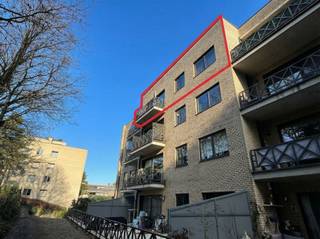 <h1><span>Instapklaar appartement met 2 slaapkamers te koop in het hart van Maasmechelen</span></h1><p><span>Bent u op zoek naar een instapklaar appartement op een toplocatie waar comfort, rust en een uitstekende bereikbaarheid samenkomen? Dan is dit verzorgde appartement op de derde verdieping precies wat u zoekt. Dankzij de rustige ligging aan de achterzijde van het gebouw geniet u van maximale privacy, terwijl alle voorzieningen zich op wandelafstand bevinden..</span></p><p><span>Via de lift of trap bereikt u de inkomhal, die toegang biedt tot alle ruimtes. De lichtrijke woonkamer met grote raampartijen creëert een aangename en open sfeer en sluit naadloos aan op het gezellige terras, waar u in alle rust kunt ontspannen. De aansluitende keuken is praktisch ingericht en voorzien van alle nodige comfort voor dagelijks gebruik.</span></p><p><span>Verder beschikt het appartement over een verzorgde badkamer met douchebad, wastafelmeubel en toilet, twee volwaardige slaapkamers en een praktische berging met aansluiting voor een wasmachine. Dankzij de dubbele beglazing geniet u van extra wooncomfort, een goede isolatie en een rustige leefomgeving.</span></p><p><span>Ook op praktisch vlak heeft dit appartement heel wat te bieden. In de ondergrondse garage beschikt u over een ruime private parkeerplaats én een afzonderlijke kelderberging. Rondom het gebouw zijn bovendien voldoende gemeenschappelijke parkeerplaatsen aanwezig, ideaal voor bezoekers of een tweede wagen.</span></p><h2><span>Troeven van dit appartement</span></h2><ul><li><span>Instapklaar en uitstekend onderhouden</span></li><li><span>Momenteel verhuurd aan 728/maand</span></li><li><span>Recent vernieuwd dak (2022)</span></li><li><span>Vernieuwde lift (december 2023)</span></li><li><span>Nieuwe sectionale garagepoort</span></li><li><span>Camerabewaking in de kelder en rondom het gebouw</span></li><li><span>Ruime ondergrondse parkeerplaats inbegrepen</span></li><li><span>Extra private kelderberging</span></li><li><span>Rustige ligging aan de achterzijde van het gebouw</span></li><li><span>Centrale ligging vlak bij winkels, openbaar vervoer en autosnelwegen</span></li></ul><p><span>De maandelijkse gemeenschappelijke kosten bedragen </span><span>139,50</span><span>. Hierin zijn onder meer de blokpolis, de syndicus, het onderhoud van het gebouw en perceel, de lift en de gemeenschappelijke delen inbegrepen. Van dit bedrag wordt bovendien gedurende de komende vijf jaar maandelijks </span><span>90</span><span> gereserveerd voor de verdere opbouw van het reservefonds, wat bijdraagt aan een zorgeloos beheer van het gebouw op lange termijn.</span></p><p><span>Of u nu op zoek bent naar een comfortabele eigen woonst of een interessante investering met onmiddellijk rendement, dit appartement biedt een uitstekende opportuniteit dankzij de recente vernieuwingen, de gunstige ligging en het verzorgde karakter.</span></p><p><span>Interesse?</span><span> Neem vandaag nog contact op via </span><span>0484 35 70 67</span><span> of mail naar <span>Carolien@jemar.be</span></span><span> voor meer informatie of een bezoek ter plaatse. Wacht niet te lang, want instapklare appartementen op deze locatie zijn bijzonder gegeerd.</span></p>