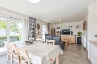 <p>Dit modern en instapklaar appartement bevindt zich op het gelijkvloers van een recent gebouw in de Gentsestraat te Moorslede. Met een EPC-label A en een oppervlakte van 63,75 m² met praktische indeling is dit een fijne thuis voor alleenstaanden of koppels of perfect als investering.<br /><br />De aangename leefruimte sluit aan op de open keuken. Verder beschikt het appartement over één slaapkamer, een moderne badkamer, een technische berging alsook een kelderberging. Daarnaast is er een handige parkeerplaats bij te kopen voor € 10.000. (verplicht)<br /><br />Wie op zoek is naar een verzorgd appartement met hedendaags comfort op een centrale ligging in Moorslede, is hier zeker aan het juiste adres!<br /><br />Interesse? Neem gerust contact op om een bezoek in te plannen.</p>