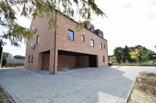 Nieuw BEN-duplexappartement met 3 slaapkamers, dakterras en dubbele autostaanplaats in Kasterlee.<br /><br />Bent u op zoek naar een energiezuinig en instapklaar appartement met voldoende ruimte voor het hele gezin? Dan is dit prachtige BEN-duplexappartement in de kleinschalige residentie Cardina zeker een bezoek waard.<br /><br />Gelegen op de tweede en derde verdieping, biedt dit appartement een bewoonbare oppervlakte van maar liefst 108 m², gecombineerd met een aangenaam dakterras.<br /><br />Bij het binnenkomen wordt u verwelkomd in de inkomhal met gastentoilet. Op deze verdieping bevinden zich eveneens een ruime slaapkamer, een moderne badkamer uitgerust met ligbad, douche en lavabomeubel, en een praktische berging/wasruimte met warmtepomp.<br /><br />Achteraan bevindt zich de lichtrijke leefruimte, waar grote raampartijen zorgen voor een aangename sfeer en een optimale verbinding met het terras. De open keuken is volledig ingericht met kookplaat, afzuigkap, ingebouwde koelkast en vaatwasser. Via het schuifraam bereikt u het zonnige dakterras, de ideale plek om te ontspannen.<br /><br />De bovenverdieping omvat een nachthal en twee extra slaapkamers, perfect als kinder-, logeer- of hobbykamer.<br /><br />Op het gelijkvloers beschikt u bovendien over twee privatieve autostaanplaatsen, wat een absolute troef is in het centrum van Kasterlee.<br /><br />Dit appartement geniet van een rustige ligging nabij het centrum van Kasterlee, met alle dagelijkse voorzieningen binnen handbereik:<br /><br />Het appartement wordt momenteel nog geschilderd en wordt volledig instapklaar opgeleverd.<br /><br />Troeven<br />✅ Energiezuinig BEN-appartement<br />✅ Instapklaar<br />✅ 3 volwaardige slaapkamers<br />✅ Lichtrijke leefruimte met open keuken<br />✅ Aangenaam dakterras<br />✅ Twee privatieve autostaanplaatsen<br />✅ Kleinschalige residentie<br />✅ Centrale ligging in het hart van Kasterlee<br /><br />Interesse? Neem gerust contact op voor meer informatie of een vrijblijvend plaatsbezoek.<br />📞 0496 51 10 10<br />📧 christoffel@vastgoedpicavet.be<br /><br />