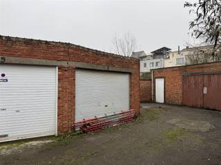Deze afgesloten garage met rolpoort is gelegen tussen de Draaibankstraat en de Leuvensesteenweg. De garage is bereikbaar via doorgang...