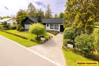 <p><strong>Charmante gelijkvloerse woning met potentieel op een prachtig groen perceel (910 m²)</strong></p>
<p>Droomt u van een woning op een <strong>rustige, groene locatie</strong>, waar u helemaal uw eigen stempel op kan drukken? Deze gelijkvloerse woning uit <strong>1968</strong> biedt u de perfecte basis om van uw renovatieproject een echte thuis te maken.</p>
<p>De indeling is bijzonder praktisch: een <strong>inkomhal met gastentoilet</strong>, een <strong>ruime woonkamer met open haard</strong> waar u gezellig kunt genieten met familie en vrienden, een <strong>aansluitende keuken</strong>, en maar liefst <strong>4 volwaardige slaapkamers</strong>. De <strong>centrale badkamer</strong> beschikt over <strong>twee wastafels, ligbad, bidet en toilet</strong>.</p>
<p>Verder geniet u van een <strong>inpandige garage</strong>, een <strong>ruime kelder</strong> én een <strong>grote zolder</strong> die u nog volledig naar wens kan inrichten – extra slaapkamers, een bureau of hobbyruimte? De mogelijkheden zijn eindeloos.</p>
<p>Het <strong>EPC-label D</strong> maakt dat de woning vandaag reeds conform is aan de huidige normen, maar tegelijk veel potentieel biedt voor verdere energetische verbeteringen.</p>
<p>Gelegen op een <strong>fraai perceel van 910 m²</strong>, omgeven door groen, combineert deze woning <strong>rust en privacy</strong> met een uitstekende bereikbaarheid.</p>
<p>Kortom: een <strong>woning met karakter en toekomst</strong>, ideaal voor wie op zoek is naar ruimte, groen en de kans om zelf de afwerking te bepalen.<br /><br />Wees er snel bij! <br />Contacteer dossierbeheerder Jasmine Tegenbos voor meer info of een bezoek ter plaatse: 0497 64 76 60</p>