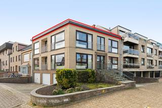 <p>Te koop: instapklaar appartement in Koksijde, gelegen aan de Arthur Frèrelaan, in een rustige villawijk nabij het centrum en het openbaar vervoer.<br />Dit appartement biedt drie volwaardige slaapkamers, ideaal voor gezinnen of wie extra ruimte zoekt. Dankzij het ontbreken van een lift geniet u van lage gemeenschappelijke kosten, en de woning is volledig instapklaar zodat u meteen kunt verhuizen. De groene omgeving en de centrale ligging maken dit een comfortabele en praktische woonplek.</p>

<p> </p>

<p>Belangrijkste ruimtes:<br />• Gezellige woonkamer met veel lichtinval<br />• Functionele keuken met voldoende opbergruimte<br />• Drie slaapkamers, elk met een eigen sfeer<br />• Badkamer met douche en wastafel<br />• Apart toilet</p>

<p> </p>

<p>Troeven:<br />• 3 slaapkamers – ruimte voor gezin, gasten of bureau<br />• Geen lift = lage kosten<br />• Instapklaar – direct bewoonbaar</p>

<p> </p>

<p>Neem vandaag nog contact op met uw ERA-makelaar voor een bezoek.<br />058 51 23 23 of op christian@eraservimo.be<br />JOUW DROOMAPPARTEMENT. ZO GEVONDEN!</p>