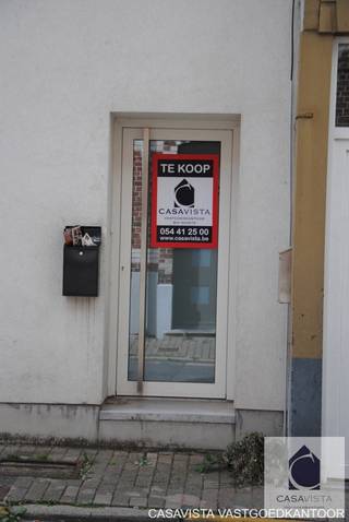 Instapklare en energiezuinige stadswoning met EPC-label B in hartje Geraardsbergen!
Op zoek naar een stijlvolle woning waar comfort, energiezuinigheid en een centrale ligging hand in hand gaan? Dan is deze charmante stadswoning in de Gentsestraat 52A te Geraardsbergen absoluut een bezoek waard.
Deze verzorgde woning werd grondig vernieuwd en biedt een aangename leefomgeving voor alleenstaanden, koppels of investeerders. De woning beschikt over een gezellige leefruimte, een volledig uitgeruste keuken, een slaapkamer, badkamer en praktische bergruimte. Dankzij de doordachte indeling wordt de beschikbare ruimte optimaal benut.
Op energetisch vlak scoort deze woning bijzonder sterk met een EPC-label B (132 kWh/m² jaar), conforme elektrische installatie, hoogrendementsbeglazing en een condenserende gasketel. Hierdoor geniet u niet alleen van een aangenaam wooncomfort, maar ook van een lagere energiefactuur.
De gevel werd afgewerkt met een moderne crepi-afwerking, terwijl het aluminium schrijnwerk met thermische onderbreking en hoogrendementsbeglazing zorgt voor een hedendaagse uitstraling en uitstekende isolatie.
Gelegen op wandelafstand van winkels, openbaar vervoer, horeca en alle dagelijkse voorzieningen vormt dit pand de ideale uitvalsbasis voor wie graag centraal woont. Bovendien bevindt het perceel zich niet in een risicozone voor overstromingen.
Troeven op een rij:
- EPC-label B
- Conforme elektrische installatie
- Aluminium schrijnwerk met hoogrendementsbeglazing
- Condenserende gasketel
- Moderne crepi-gevel
- Instapklaar
- Centrale ligging nabij winkels, scholen en openbaar vervoer
- Interessant als eigen woning of investering
Laat u verrassen door de ruimte, het comfort en de uitstekende ligging van deze eigendom en plan vandaag nog uw bezoek met Cedric!