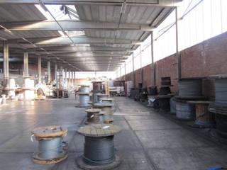 Polyvalent magazijn van ca.600m² te huur op een uitstekende locatie in de Antwerpse Haven. Het magazijn beschikt over een vrije hoogte van 6,5 meter en over een brede sectionaalpoort. In overleg is het magazijn op korte termijn beschikbaar. De Noorderlaan bevindt zich op <500m.<br /><br />- ca. 600m² magazijn<br />- betonstructuur<br />- kantoorruimte bij te huren<br />- 6,5 m vrije hoogte<br />- betonvloer<br />- draagkracht vloer 3T/m²<br />- brede sectionaalpoort<br />- HS kabine<br />- havengebied