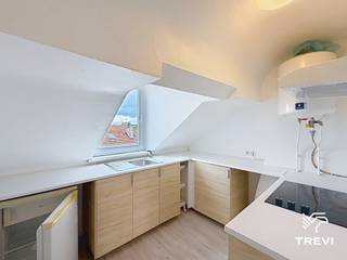 <p><strong>UKKEL – Ideaal gelegen in de beroemde Vanderkinderestraat, in de directe nabijheid van het Brugmannplein, de Basculewijk, openbaar vervoer en talrijke winkels, 1-slaapkamerappartement van ±42m² bewoonbare oppervlakte gelegen op de 4e verdieping. Het appartement bestaat uit een lichte woonkamer van ±17m², een uitgeruste keuken (oven, kookplaat, dampkap, koelkast/vriezer), een mooie slaapkamer van ±12,5m² en een douchekamer (douche, wastafel, toilet). Provisie voor lasten van € 50/maand (koud water, gemeenschappelijke delen). EPC G. Onmiddellijk beschikbaar. Afmetingen worden ter indicatie gegeven.</strong></p>
<p> </p>
<p><u>Op de 4<sup>e</sup> verdieping:</u></p>
<ul>
<li>Woonkamer van ±17m² (4,14 x 4,13)</li>
<li>Uitgeruste keuken (oven, kookplaat, dampkap, koelkast/vriezer)</li>
<li>Slaapkamer van ±12,5m² (2,98 x 4,13)</li>
<li>Douchekamer (douche, wastafel, toilet)</li>
</ul>
