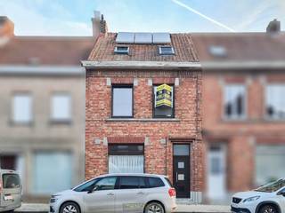 CHARMANTE GEZINSWONING met VIER SLAAPKAMERS en in de rustige dorpskern in Sint-Denijs. Op een PERCEEL VAN 415M² bevindt zich deze VERDER AF TE...