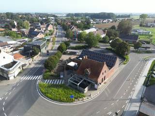 Ruime woning met mogelijkheid om commerciële activiteit uit te baten. Perfect gelegen midden op het grote rondpunt in...