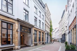 Ben je op zoek naar een tof appartement met potentieel, midden in het hart van Antwerpen? Dan is dit op te frissen appartement zeker het ontdekken waard. Je woont hier midden in de historische stadskern, met winkels, gezellige bars en restaurants letterlijk om de hoek. Ook de bekende winkelstraten en alles wat Antwerpen zo leuk maakt, bevinden zich op wandelafstand.<br /><br />Het appartement is gelegen op de eerste verdieping van een kleinschalig gebouw met slechts vier appartementen, wat zorgt voor lage maandelijkse lasten.<br /><br />Dit appartement biedt heel wat mogelijkheden om er helemaal je eigen plek van te maken. Authentieke elementen zoals de parketvloer en de schouw geven het appartement een charmant en karaktervol gevoel.<br /><br />De indeling is logisch opgebouwd met een gezellige leefruimte met aansluitend de keuken met toegang tot een terrasje. Voor wie het wenst, biedt het appartement bovendien ruimte om het leefgedeelte nog ruimer en opener te laten aanvoelen. Aan de achterzijde bevinden zich een ruime slaapkamer en de badkamer. <br /><br />Met wat liefde en een persoonlijke toets kan je hier echt een heel tof appartement van maken.<br /><br />Benieuwd naar wat hier mogelijk is? Neem gerust contact met ons op voor enkele inspiratiefoto’s.<br /><br />Epc label B, P-score: A, G-score: A, stedenbouwkundige gegevens in aanvraag