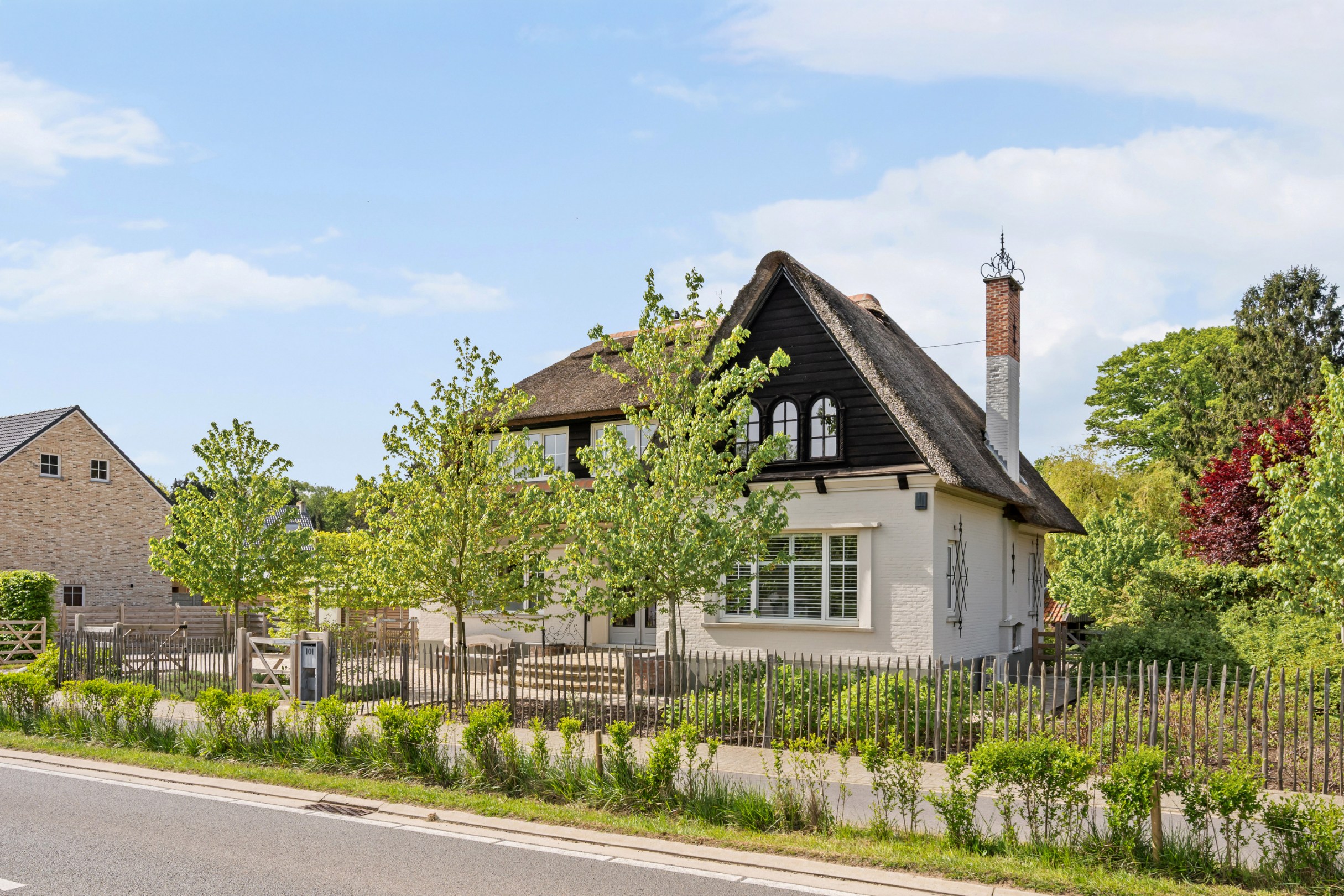 Karaktervolle landelijke villa met mooi aangelegde tuin van +-1424m² op een uitstekende locatie te Lummen. - foto 5