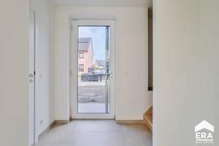 <p><strong>Moderne en vollédig geschilderde nieuwbouwwoning met 4 slaapkamers in een kleine verkaveling centrum Zwevezele</strong></p><p><br /></p><p><strong><u>INDELING:</u></strong></p><p><strong>- Gelijkvloers:</strong> Inkomhal, apart toilet, zeer lichtrijke woonkamer met zit- en eetplaats, zicht op terras en tuin en porte-fenêtre. Open keuken voorzien van alle toestellen en kookeiland. Aansluitend een ruime berging/wasplaats met uitgiebak en garage met sectionale poort.</p><p><strong>- 1ste verdiep:</strong> Nachthall, 4 slaapkamers, apart toilet en ruime badkamer met inloopdouche, ligbad en dubbele lavabo.</p><p><strong>- Tuin: </strong>Zongerichte tuin met aangelegd terras. Ook de oprit werd volledig aangelegd.</p><p><strong>- Omgeving: </strong>Gelegen in een kleinschalige verkaveling in een rustige, doodlopende straat met speel- en petanquebaan.</p><p><br /></p><p><strong><u>PLUSPUNTEN:</u></strong></p><p>+ Volledig geschilderd</p><p>+ Zeer rustig gelegen in kleine verkaveling</p><p>+ Energiezuinig (A Label)</p><p>+ Zonnepanelen</p><p>+ ...</p><p><br /></p><p>Bel vandaag nog voor meer informatie of een bezoek!</p>