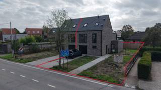 De woning 197 m² bestaat op het gelijkvloers uit een inkomhal met berging (wasplaats) en gastentoilet die uitgeeft op de garage met automatische poort. Achteraan bevindt zich de ruime woonkamer met open keuken en schuifraam naar de tuin. <br /><br />De verdieping is ingedeeld in 3 mooie slaapkamers van respectievelijk 17 m², 15 m² en 10 m², apart toilet en badkamer. <br /><br />Via een vaste trap komt men in de ruime zolder 30 m² die nog naar keuze kan ingedeeld worden.<br /><br />De woning is zeer goed gelegen, nabij het centrum van Zoersel op wandelafstand van alle winkels en openbaar vervoer.<br /><br />Afwerking wordt volledig gedaan volgens lastenboek. Op die manier kan men volledig zelf kiezen hoe alles afgewerkt.