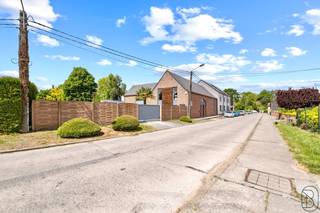Stunning house renovated in 2007 featuring on the ground floor a beautiful entrance hall with cloakroom and toilet, a bright 100 m² living area...