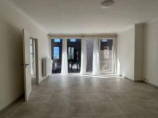 Op wandelafstand van diverse horecamogelijkheden, lokale handelaars, grootwarenhuizen en de markt van Diksmuide bevindt zich dit recent opgefrist appartement met terras. Door zijn centrale ligging zijn de verbindingswegen naar de naburige dorpen en de oprit van de E40 slechts op een boogscheut verwijderd. <br /><br />Via de inkomhal heeft men toegang tot de ruime leefruimte met aanpalend de nieuwe keuken die voorzien is van inductiekookplaat, dampkap, koelkast én diepvries, spoelbak, oven en vaatwasmachine. Hiernaast is er de bergruimte met voorziening voor wasmachine. Er bevinden zich nog 2 ruime slaapkamers, een nieuwe badkamer voorzien van wastafel en inloopdouche en er is een apart toilet. Verder is er nog het aangename terras achteraan. Het appartement wordt vervolledigd door een garage en beneden is er nog een bergruimte voor de fietsen.<br /><br />Het appartement is volledig geschilderd, is voorzien van lichtarmaturen, rolluiken achteraan en vliegramen vooraan én achteraan. EPC-label B. Geen lift aanwezig.<br /><br />Beschikbaar vanaf: overeen te komen.<br /><br />