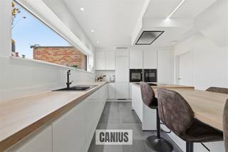 <p><span>STIJLVOLLE HALFOPEN BEBOUWING MET DRIE SLAAPKAMERS EN LIFT</span></p><p><span>Bent u op zoek naar een instapklare, energiezuinige woning met hedendaags comfort op een rustige maar centrale ligging? Dan zal deze recente halfopen bebouwing uit 2021 in de Overwindenstraat in Landen u meteen weten te charmeren.</span></p><p><span>De woning combineert rust en een landelijke omgeving met een vlotte bereikbaarheid. Het centrum van Landen, winkels, scholen en openbaar vervoer bevinden zich op korte afstand, terwijl u via de nabijgelegen verbindingswegen en autostrade snel omliggende steden bereikt.</span></p><p><span>Vanaf het moment dat u de woning binnenstapt, valt de lichtrijke leefruimte op waar grote raampartijen zorgen voor een aangename connectie met de tuin. De moderne open keuken vormt het hart van de woning en is de ideale plek om te koken, te genieten en gasten te ontvangen.</span></p><p><span>Met drie volwaardige slaapkamers, twee praktische dressings en een stijlvolle badkamer biedt de woning alle ruimte voor comfortabel gezinsleven. De aanwezigheid van twee toiletten en een praktische zolderruimte zorgen voor extra gebruiksgemak.</span></p><p><span>Een bijzonder unieke troef is de lift die toegang geeft tot elke verdieping, wat deze woning niet alleen uiterst comfortabel maakt, maar ook toekomstgericht en levensloopbestendig.</span></p><p><span>Ook technisch staat deze woning volledig op punt. Ze werd gebouwd volgens moderne en duurzame technieken en beschikt over zonnepanelen, een thuisbatterij, airconditioning, domotica, een hoogrendementsketel en driedubbele beglazing. Dit resulteert in een uitstekend EPC-label A en dus lage energiekosten.</span></p><p><span>Daarnaast is de woning volledig onderkelderd met een inpandige garage en extra bergruimte.</span></p><p><span>Buiten wacht een prachtig aangelegde tuin waar het heerlijk ontspannen is. Het overdekte terras met afsluitbaar loungegedeelte maakt het mogelijk om in elk seizoen van het buitenleven te genieten.</span></p><p><span>Deze woning is de perfecte combinatie van moderne architectuur, energiezuinig wonen en hedendaags comfort, gelegen op een aangename locatie nabij het centrum van Landen.</span></p><p><span> </span></p><p><span>Troeven:</span></p><ul><li><span>Recente halfopen bebouwing (2021) instapklaar</span></li><li><span>EPC A: zonnepanelen, thuisbatterij, airco, domotica</span></li><li><span>Lift naar elke verdieping levensloopbestendig wonen</span></li><li><span>3 slaapkamers + 2 dressings</span></li><li><span>Mooi aangelegde tuin met overdekt en afsluitbaar terras </span></li><li><span>Rustige ligging nabij het centrum van Landen</span></li></ul><p><span> </span></p><p><span>Bent u geïnteresseerd in dit huis te koop in Landen? Neem gerust contact op voor meer informatie of een bezoek ter plaatse via 011 74 12 36 of info@canius.be</span><span>. </span></p><p><span>*Deze gegevens zijn louter ter informatieve titel. De vermelde oppervlaktes zijn slechts indicatie. Canius Real Estate kan niet verantwoordelijk gesteld worden voor de juistheid van de aan haar verstrekte gegevens.</span></p>
