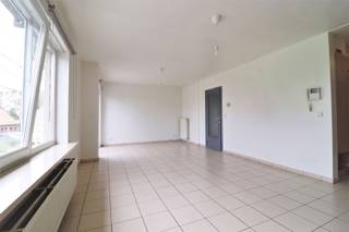 <p><span>Degelijk, instapklaar appartement te Helkijn, met parkeergelegenheid in de onmiddellijke omgeving. Omvat: inkom, leefruimte met ingerichte keuken, terras, berging, apart toilet, 2 slaapkamers en badkamer met ligbad. Mogelijkheid tot bijhuren van garage.</span></p>