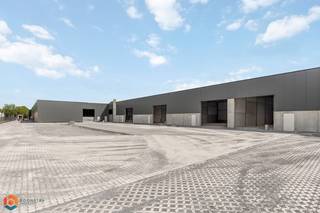 Op een uitstekende locatie in het Industriepark te Heist-op-den-Berg bevindt zich deze ruime, nieuwbouw KMO-unit (293 m²) , voorzien van een hoge toegangspoort. U geniet hier van een uitstekende bereikbaarheid dankzij de centrale ligging vlakbij belangrijke invalswegen.<br /><br />De KMO unit beschikt over een totale oppervlakte van 293 m² en is uitgerust met een aparte sanitaire ruimte. De open ruimte biedt tal van mogelijkheden en werd verder uitgerust met onder andere privatieve zonnepanelen, betonvloer, 3-fasen, ... Er zijn verder voldoende parkeerplaatsen te huur aan de voorzijde en zijn er voorzieningen voor laadpalen. Huur onder BTW.<br /><br />Dit is een uitstekende opportuniteit als u op zoek bent naar een ruime KMO unit met veel mogelijkheden op een uitstekende locatie. Contacteer ons op 0474/78.07.73 voor meer informatie of neem een kijkje op www.boonstravastgoed.be. <br /><br />Bijzonderheden:<br />- Uitstekende ligging<br />- Hoge toegangspoort<br />- Oppervlakte =293 m²