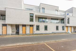 Dit appartement maakt deel uit van het nieuwbouwproject De Blauwe Parel - Residentie Isla St. Lucia.<br /><br />Het appartement is gelegen op de gelijkvloerse verdieping en werd op plan ingedeeld als volgt:<br />Inkomhal met toilet, berging en fietsenberging, open ingerichte keuken, bureauruimte, lichtrijke leefruimte palend aan terras met zicht op de binnentuin, 2 slaapkamers en 2 badkamers met douche.<br />Het terras is zuidoostelijk georiënteerd. <br /><br />In het ondergronds complex zijn zowel autostaanplaatsen als afgesloten garageboxen die vrijblijvend kunnen aangekocht worden met het appartement.<br /><br />Appartement: 115,42 m²<br />Terrassen: 23,55 m²