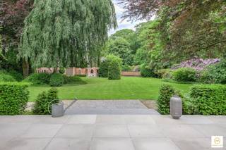 <p><span>Ooit gedroomd om in een kasteel te wonen? Op een steenworp van de dorpskern van de gemeente Reet en slechts enkele minuten verwijderd van de oprit E19 Rumst of Kontich vinden we " het Klein Kasteeltje" in een prachtige parkomgeving. Dit uitzonderlijke eigendom werd volledig in 2005 met zorg vernieuwd met gebruik van stijlvolle materialen. Het glvl omvat een uitnodigende inkomhal met vestiaire, gastentoilet en mooie bureelruimte aan de tuinkant. De prachtige & sfeervolle woonruimte bevat een OH en een tv ruimte met doorgang naar een leef-en eetkeuken met aansluitende eetruimte met bijkeuken. Van hieruit hebben we dan ook zicht en doorgang naar de terrassen rondom en de feeërieke parktuin met verschillende bergingen achteraan. Verd1 omvat een schitterende masterbedroom met aansluitende dressing en luxueuze badkamer, drie extra kamers op planché en een 2de badkamer met teak afgewerkt. Verd2 is mooi afgewerkt met een open ruimte en twee mooie kamers + een extra badkamer. Ingerichte kelders met sauna, wasplaats en bergkelders. Staanplaatsen rondom. Kortom een echte aanrader voor wie ooit gedroomd heeft om kasteelheer te worden en dit op een prima te bereiken ligging. Instapklare toestand!</span></p><p><span> </span></p><p><span>Bijzonderheden:</span></p><p><span>* cv op gas (Wolf)</span></p><p><span>* conforme elektriciteitskeuring</span></p><p><span>* waterverzachter</span></p><p><span>* lage kadastraal inkomen> 991€</span></p><p><span>* slechts 330€ maandelijkse verbruikkosten (gas & elektriciteit.</span></p><p><span>* prima woonconfort</span></p><p><span>* alle faciliteiten in de rechtstreekse omgeving.</span></p><p><span> </span></p>