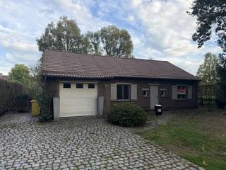 Rustig en groen gelegen landhuis met 3 slaapkamers<br /><br /><strong>INDELING:</strong><br />- inkomhal met vestiairehoek en toilet voorzien van handenwasser<br />- woonkamer (ca 30m²) op tegelvloer <br />- ruime verwarmde tuinkamer (ca 25m²) aansluitend aan de woonkamer<br />- keuken ingericht met nieuwe (nog te plaatsen) ceramische kookplaat en dampkap een koel-vrieskast, microgolfoven, oven en vaatwasser<br />- nachthal met vaste kast<br />- badkamer ingericht met lavabo, wc, douche en ligbad<br />- ruime hoofdslaapkamer (ca 15m²) op kurkvloer<br />- 2 éénpersoonskamers (ca 9m²) op parketvloer<br />- inpandige garage met automatische poort met hoek voor was- en droogautomaat<br /><br /><strong>DIVERSEN:</strong><br />- ruime afgewerkte bergzolder bereikbaar via luik met trap<br />- binnen volledig geschilderd<br />- ruime tuin met tuinberging<br />- rustige en groene omgeving<br />- voor meer info of een bezoek: info@devavastgoed.be