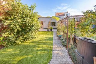 <p>Op zoek naar een woning waar ruimte, comfort en een groene omgeving samenkomen? Deze verrassend ruime gelijkvloerse woning biedt drie slaapkamers, een aparte bureau, een vernieuwde keuken en badkamer én een bijzonder aangename tuin. Bovendien beschikt de woning over zonnepanelen.</p><p>De woning beschikt over een gezellige leefruimte met aansluitend een eetplaats en een vernieuwde halfopen keuken, uitgerust met ingebouwde toestellen. Verder zijn er drie slaapkamers en een afzonderlijke bureauruimte, ideaal voor thuiswerk of hobby's. De ruime, vernieuwde badkamer is voorzien van een inloopdouche, wastafelmeubel en toilet. Dankzij de aparte wasruimte en verschillende bergmogelijkheden is er bovendien aan praktische ruimte geen gebrek.</p><p>De woning heeft EPC-label F en vraagt om energetische renovaties. Met haar aangename indeling, vernieuwde keuken en badkamer biedt ze een mooie basis om verder naar eigen wensen te verduurzamen.</p><p>De verzorgde tuin is een echte blikvanger! Hier geniet je van een aangenaam terras, een mooi gazon en een charmant vijvertje met vissen. Liefhebbers van groen en fruit kunnen hun hart ophalen met appel-, peren-, pruimen- en vijgenbomen, blauwe druiven en kruisbessen. Vooraan vind je bovendien frambozen, bessenstruiken en kruiden. Een heerlijke plek om te ontspannen en volop van het buitenleven te genieten.</p><p><strong>Beschikbaarheid:</strong> De huidige bewoners blijven na het verlijden van de notariële akte nog tijdelijk in de woning wonen, tegen betaling van een bezettingsvergoeding aan de koper. De woning is ten vroegste in juli en uiterlijk in oktober 2027 beschikbaar.<br />Een woning die gelijkvloers wooncomfort, een praktische indeling en een prachtige groene tuin combineert.</p><p><strong>Interesse? Contacteer ons voor een bezoek en ontdek zelf de vele troeven van deze woning!</strong></p>