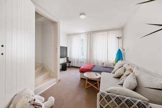 Deze instapklare woning is gelegen in de Peperstraat, op een toplocatie in het Sint-Annakwartier, op wandelafstand van de Grote Markt, scholen, winkels en openbaar vervoer. Dankzij deze centrale ligging geniet je van alle voorzieningen binnen handbereik.<br /><br />Op het gelijkvloers bevindt zich een ruime polyvalente ruimte, die momenteel dienstdoet als stockageruimte. Deze biedt tal van mogelijkheden en kan volledig naar eigen wens worden ingericht, bijvoorbeeld als extra bergruimte of hobbyruimte. Dankzij de dubbele deur is ze vlot toegankelijk en ideaal voor het stallen van fietsen, bromfietsen en moto’s, of voor het opslaan van goederen en materialen.<br /><br />Op de eerste verdieping vinden we een gezellige en lichtrijke leefruimte met open keuken. Aansluitend bevindt zich de badkamer, uitgerust met een toilet, lavabo en douche. De tweede verdieping beschikt over twee aangename slaapkamers met voldoende lichtinval.<br /><br />Momenteel is de woning verhuurd met een rendement van 4,2%.<br /><br />De woning is opgetrokken met betongewelven, voorzien van dubbele beglazing en wordt verwarmd op aardgas. Bovendien beschikt het eigendom over een gunstig EPC (label C).<br /><br />Dit pand vormt een ideale starterswoning of een interessante investering op een gegeerde locatie in het Sint-Annakwartier.<br /><br />Interesse? Neem dan nu contact op met Kenjiro via waeles@immofrancois.be of 0495 64 69 95.<br /><br />