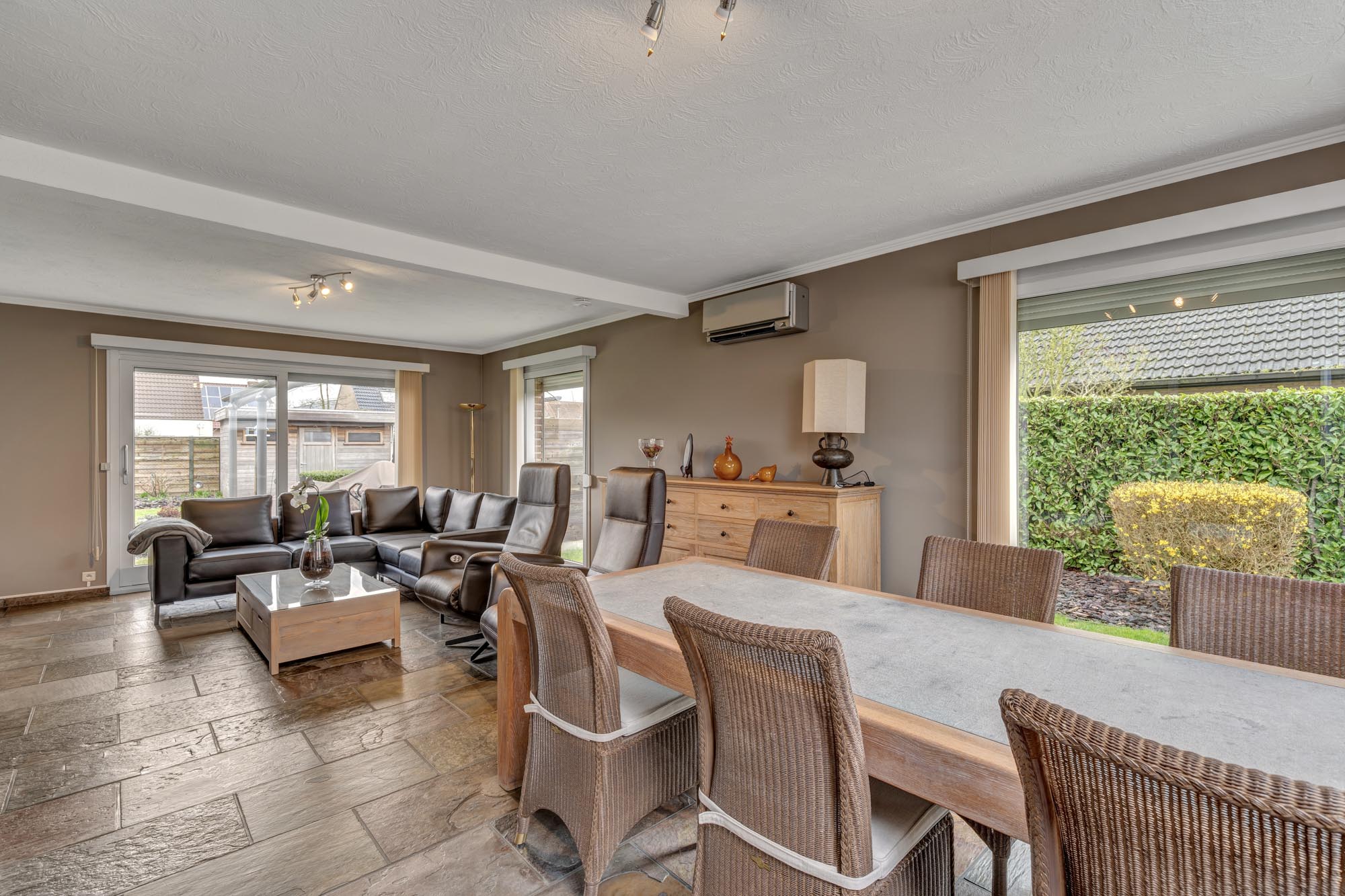 Open bebouwing met tuin, zonnepanelen en garage - foto 3