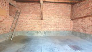 Ruime en centraal gelegen opslagruimte te huur in de Kapermolenstraat, op wandelafstand van het centrum van Hasselt.Deze opslagplaats heeft een oppervlakte van +/- 53 m² en beschikt over twee poorten. De ruimte is zeer toegankelijk en biedt veel opslagmogelijkheden, ideaal voor zelfstandigen, kleine bedrijven of particulieren die nood hebben aan extra stockageruimte.Kenmerken:- Totale oppervlakte: 53 m²- Twee toegangspoorten- Vlot bereikbare locatie nabij het centrum- Geschikt als magazijn, opslag of stockageruimte- Droge en goed toegankelijke ruimteInteresse? Neem gerust contact met ons op voor meer informatie of een bezichtiging.