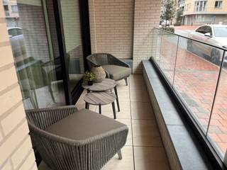 <p>RESIDENTIE WATERVLIET - Gelijkvloers - Energiezuinig nieuwbouwproject met een hoogwaardige afwerkingen gelegen in het centrum van Knokke, nabij de Winkelstraten en op enkele meters van het strand.<br /><br />INDELING:<br />- Bij het betreden van het gelijkvloers appartement komen we in de open leefruimte met bijzonder veel lichtinval, op de vloer werd een Belgisch/Italiaans keramisch designparket gelegd.<br />- Een open Belgische DEKEYZER laminaatkeuken met UNISTONE werkblad/spatwand en MIELE toestellen.<br />- Duitse SCHÜCO aluminium schuiframen, nachthal met glasdeur, zonneterras in het zuiden en een klein terras in het noorden voor maximale lichtinval,<br />- Op de nachthal is er een apart toilet en technische ruimte met voorziening voor een wasmachine.<br />- Vervolgens komen we in de masterbedroom met aansluitend eigen badkamer voorzien van bad/douche-combinatie en ruime wastafel, volgende materialen werden gebruikt in elke badkamer: Italiaans CATALANO keramiek met NOBILI verchroomd kraanwerk, Duitse KALDEWEY douche/bad (hotelkwaliteit)<br />- De tweede slaapkamer beschikt tevens over een douchekamer, ingemaakte kasten en gezellig terras. Vanuit dit terras is er rechtstreeks toegang tot een private berging.<br /><br />EXTRA INFORMATIE:<br />- Videofoon met mogelijkheid om de voordeur te openen met card/cijfercode/WIFI op smartphone<br />- TV en internet op alle kamers<br />- Inbraakpreventie : camerabewaking gemene delen zonder verstoring van privacy,<br />- Energiezuinige E20-woning met Zweedse NIBE geothermische warmtepomp voor vloerverwarming en -koeling, sanitair warm water (afrekening op calorimeter).<br />- Naast thermisch ook akoestisch geïsoleerd tussen de verschillende verdiepingen en buren<br />- Ventilatie D met energierecuperatie<br />- Technische inbouwkasten zijn voorzien<br /><br />Algemene onkosten: €125/maand<br />Zeer ruime privatieve berging (10m2) gelegen op niveau -1, in de kelderberging kan u uw fietsen plaatsen (oplaadpunt voor elektrische fietsen voorzien). De kelderberging is makkelijk te bereiken met de lift, ook uw fietsen kunnen via de lift naar beneden worden gebracht.<br />Beschikbaar vanaf: 01/04/2026.<br /><br />Het appartement werd volledig geschilderd voor de oplevering. Alle appartementen zijn uitgerust van lichtarmaturen over het hele appartement.<br /><br />HUURVOORWAARDEN:<br />- Kan op vennootschap worden gehuurd.<br />- 3 maanden huurwaarborg<br />- verzekering<br />- plaatsbeschrijving op gedeelde kost (50/50)<br />- indien tweede verblijf: taks tweede verblijf ten laste van de huurder<br />- verbruik nutsvoorzieningen (water, gas, elektriciteit, internet, ...) komt bovenop de huurprijs en wordt bij intrede op naam van de huurder geplaatst.<br />-Mogelijkheid om meubels over te nemen van huidige huurder</p>