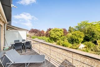 Rustig gelegen duplex-appartement van 130m² (lift tussen 1e en 2de verdieping) met ruim zuid-oost terras van 14m² (breedte 7m x diepte circa 2m)...