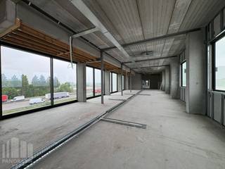 Casco kantoorruimte op toplocatie vlak naast en met <strong>visibiliteit </strong>van de <strong>E17</strong>. Uitstekend gelegen in de unieke industriezone '<strong>De Prijkels</strong>', geniet dit terrein van een vlotte bereikbaarheid dankzij de onmiddellijke aansluiting op de E17, op slechts 5 minuten rijden van op- en afrit 7 Deinze.<br /><br />De kantoorruimte met een oppervlakte van 998 m² is gelegen op de eerste en tweede verdieping. Daarnaast geniet het kantoor van veel natuurlijke lichtinval dankzij de <strong>grote raampartijen, </strong>aansluitend is er ook nog een zonnig terras aanwezig van 478 m².. Dankzij de <strong>casco</strong>-oplevering heeft u de flexibiliteit om de ruimte volledig aan te passen aan uw specifieke wensen en behoeften. Tevens zijn er ruime parkeerplaatsen voorzien.<br /><br />Voor meer informatie, het lastenboek of een vrijblijvend plaatsbezoek, neem contact op met <strong>PANORAMA B2B GENT KANTOREN</strong> via <strong>0477 44 39 30</strong>.