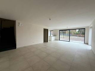 <p><span>Stijlvolle halfopen nieuwbouwwoning in Maasmechelen quasi instapklaar</span></p><p><span>In een rustige en aangename woonwijk, op korte afstand van het centrum van Maasmechelen, staat deze moderne halfopen nieuwbouwwoning klaar om bewoond te worden. De woning is volledig afgewerkt en nagenoeg klaar om in te trekken ideaal voor wie snel wil verhuizen zonder bouwstress.</span></p><p><span>De ligging combineert woonrust met een vlotte bereikbaarheid. Via de nabijgelegen E314 en N78 bereikt u vlot omliggende gemeenten en steden zoals Lanaken, Maastricht, Dilsen, Genk en Hasselt. Scholen, winkels en dagelijkse voorzieningen bevinden zich in de onmiddellijke omgeving, wat deze locatie bijzonder geschikt maakt voor gezinnen.</span></p><p><span>Bij binnenkomst treft u een ruime inkomhal met gastentoilet, die uitgeeft op een lichtrijke L-vormige leefruimte met open keuken. Grote schuiframen verbinden de leefruimte direct met de zonnige tuin, perfect om te ontspannen of gasten te ontvangen. Op het gelijkvloers vindt u daarnaast een praktische berging en de trap naar de eerste verdieping.</span></p><p><span>De eerste verdieping beschikt over drie volwaardige slaapkamers en een moderne badkamer. Parkeren kan comfortabel onder de carport naast de woning.</span></p><p><span>De woning is uitgerust met een warmtepomp, vloerverwarming en zonnepanelen. Dankzij deze duurzame technieken behaalt ze een E-peil van maximaal E20, wat resulteert in een zeer laag energieverbruik en een comfortabele, toekomstgerichte woonomgeving.</span></p><p><span>De woning is volledig afgewerkt met hedendaagse materialen en een neutrale, tijdloze afwerkingsgraad, waardoor u zonder grote werken meteen kunt intrekken en uw eigen accenten kan toevoegen.</span></p><p><span>Interesse in deze moderne nieuwbouwwoning in Maasmechelen?<br />Neem gerust contact op met Robin Raeven via e-mail: robin@jemar.be of telefonisch op 0484 35 73 08 voor meer informatie of een bezoek ter plaatse.</span></p>