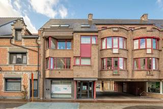 <p><span>Lichtrijk en instapklaar 2-slaapkamerappartement met EPC B</span></p><p><span> </span></p><p><span>Op een centrale ligging aan de Overwinningsstraat in Willebroek bevindt zich dit ruime, lichtrijke en instapklare appartement.</span></p><p><span> </span></p><p><span>Het appartement beschikt over 2 volwaardige slaapkamers, een terras en een bijzonder ruime leefruimte. De woonkamer met eetplaats vormt een aangenaam geheel met grote raampartijen die zorgen voor veel natuurlijke lichtinval. Dankzij de praktische indeling is er voldoende ruimte voor zowel een comfortabele zithoek als een ruime eettafel. Aansluitend bevindt zich de afzonderlijke, ingerichte keuken, voorzien van voldoende kastruimte, een ruim werkblad, een kookplaat en een dampkap. Daarnaast beschikt het appartement over een praktische berging/wasplaats met aansluiting voor een wasmachine. Verder zijn er 2 volwaardige slaapkamers, waarvan één rechtstreekse toegang biedt tot het terras. De verzorgde badkamer is uitgerust met een ligbad met douchemogelijkheid, een glazen douchescherm en een wastafelmeubel met spiegelkast.</span></p><p><span> </span></p><p><span>Het appartement is voorzien van centrale verwarming op gas en dubbele beglazing met thermisch onderbroken metalen raamprofielen. Met een gunstig EPC-label B (126 kWh/m² jaar) geniet het appartement bovendien van een goede energieprestatie. Een bijkomende troef is de afzonderlijke berging op het gelijkvloers, ideaal voor het stallen van fietsen en het opbergen van extra materiaal. Dankzij de centrale ligging in Willebroek bevinden winkels, scholen, horeca en openbaar vervoer zich in de nabije omgeving. Ook de omliggende gemeenten en belangrijke verbindingswegen zijn vlot bereikbaar.</span></p><p><span> </span></p><p><span>INDELING:</span></p><ul><li><span>Inkomhal</span></li><li><span>Ruime woonkamer met eetplaats</span></li><li><span>Afzonderlijke, ingerichte keuken</span></li><li><span>2 volwaardige slaapkamers</span></li><li><span>Badkamer met ligbad, douchevoorziening en wastafelmeubel</span></li><li><span>Praktische berging/wasplaats</span></li><li><span>Terras</span></li><li><span>Afzonderlijke berging op het gelijkvloers</span></li></ul><p><span> </span></p><p><span>TROEVEN:</span></p><ul><li><span>2 volwaardige slaapkamers</span></li><li><span>Ruime en lichtrijke leefruimte</span></li><li><span>Terras bereikbaar vanuit een slaapkamer</span></li><li><span>Verzorgde, ingerichte keuken</span></li><li><span>Badkamer met bad- en douchecombinatie</span></li><li><span>Praktische berging/wasplaats</span></li><li><span>Extra bergruimte voor fiets(en) en andere spullen op het gelijkvloers</span></li><li><span>Gunstig EPC-label B (126 kWh/m² jaar)</span></li></ul><p><span> </span></p><p><span>Bent u op zoek naar een lichtrijk en instapklaar 2-slaapkamerappartement met terras en EPC-label B, centraal gelegen in Willebroek? Contacteer ons voor meer informatie of een bezoek ter plaatse. </span></p><p><span>Gratis schatting van uw eigendom? Aarzel zeker niet om ons te contacteren.</span></p><p><span> </span></p><p><span>Robin Van den Bergh </span></p><p><span>robin@home4you.be</span></p><p><span>+32 468 23 19 79</span></p><p><span>7/7 bereikbaar</span></p>